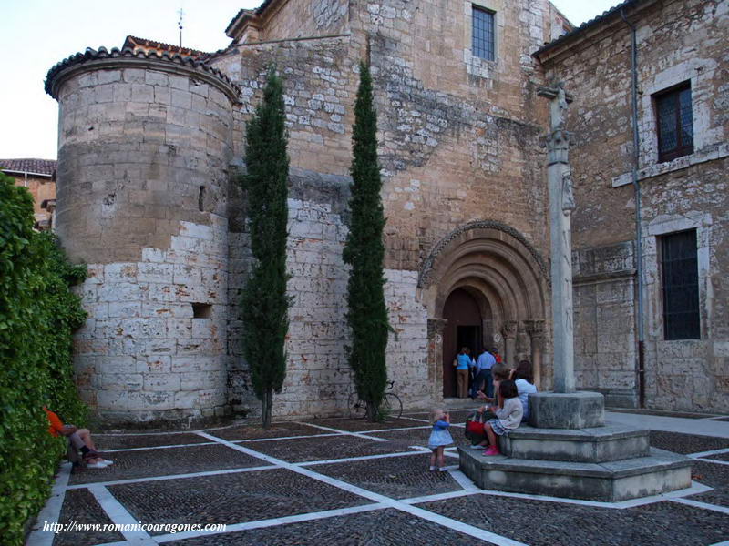 HASTIAL DE PONIENTE. PORTADA Y TORRE NORTE